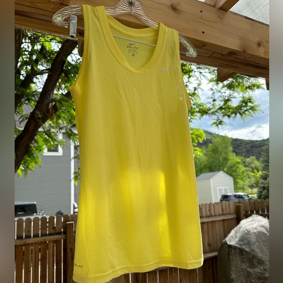 NIKE NWOT Light Yellow Tank Sleeveless Top Dri Fit Running Workout Medium - Picture 5 of 12